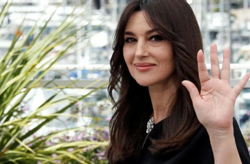 Στα Χανιά… πέθαναν την Μόνικα Μπελούτσι για να πουλήσουν μαρμάρινες κορνίζες μνημάτων! (εικόνα)